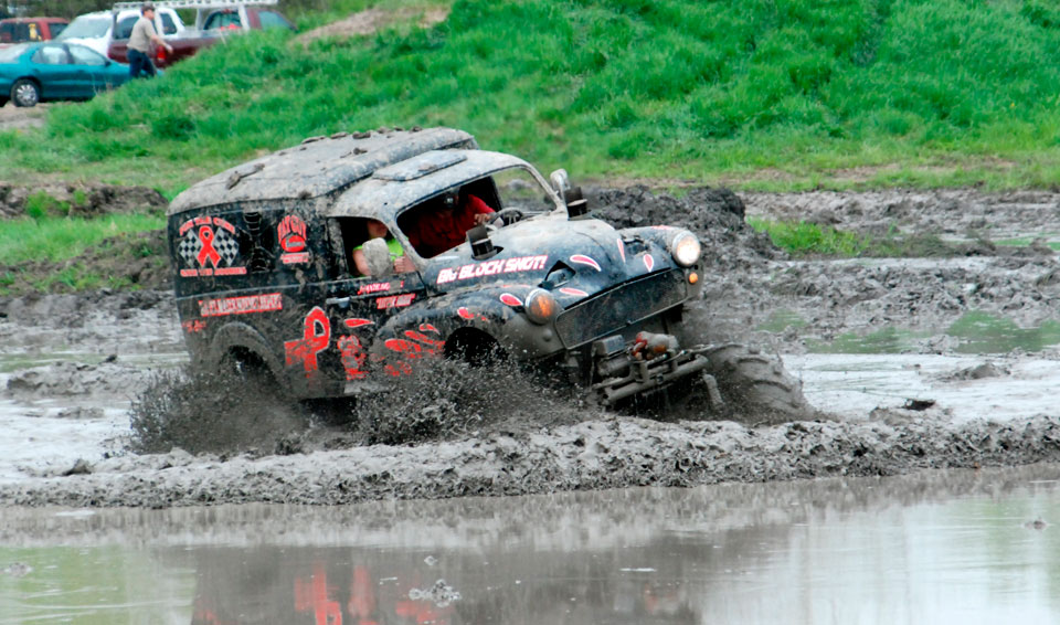 Read more about the article Resident questions Hicks over mud boggers